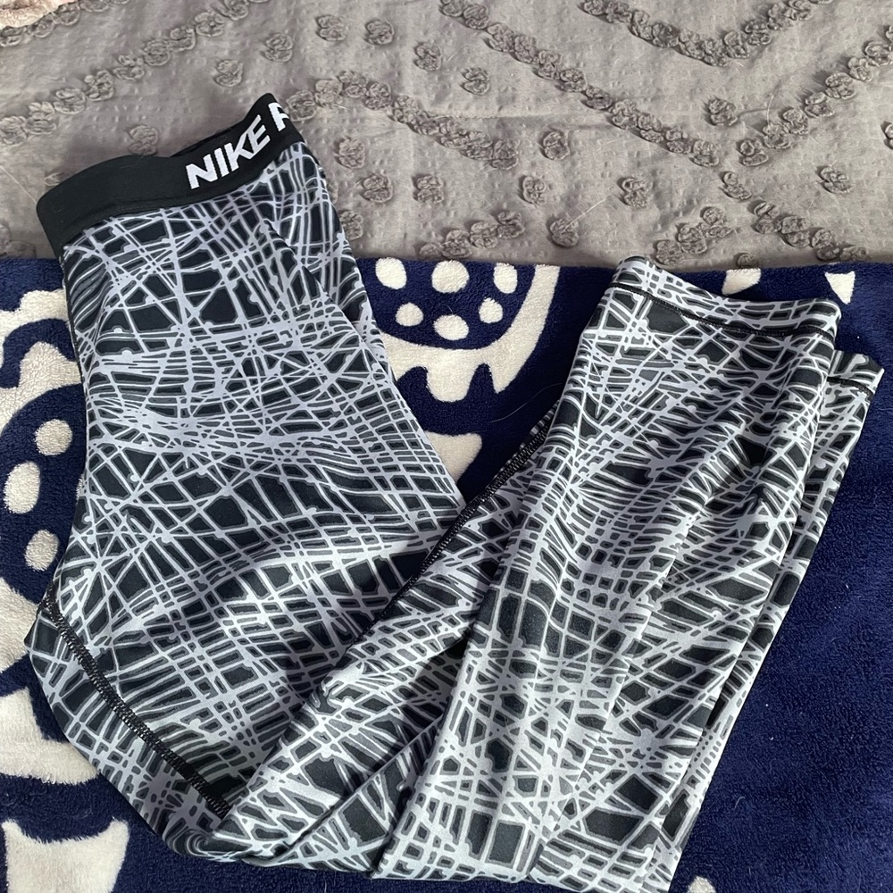 Nike web print cropped leggings